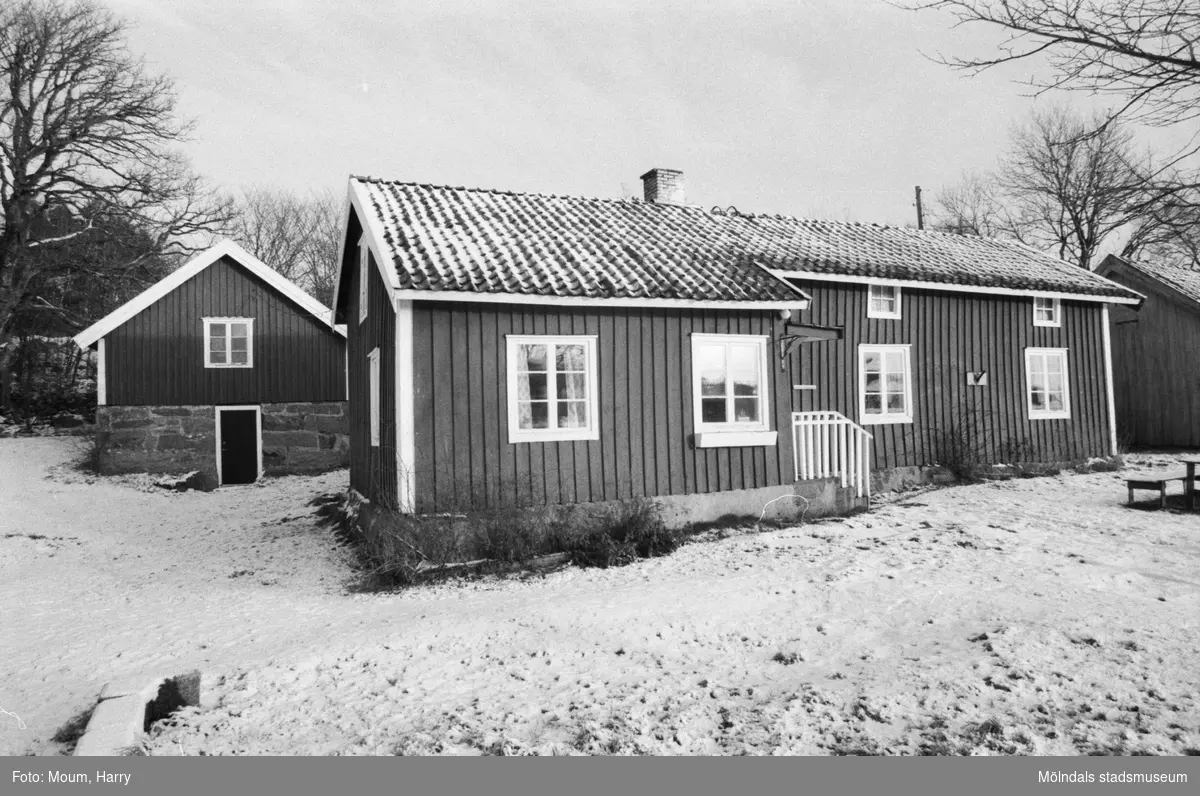 Kållereds Hembygdsgilles gård i Långåker, vintern år 1983.

För mer information om bilden se under tilläggsinformation.