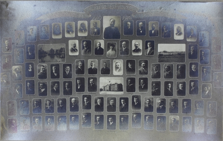 Montasjee av elever og lærere ved Norges Landbrukshøyskole for årene 1910-1912 samt bygningen
