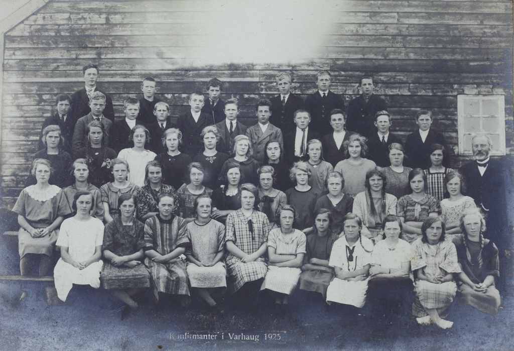 Gruppebilde av konfirmantene på Varhaug i 1925.