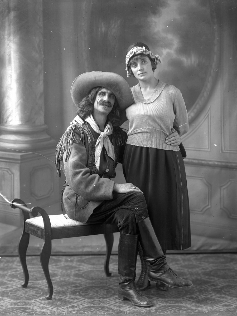 Interiör, ett par.
 Cirkusartisten Brazil Jack och hans hustru Iris Rhodin, tidigt 1920-tal.