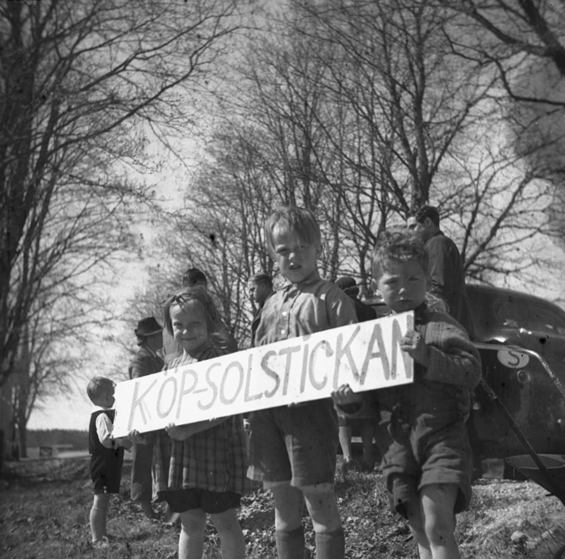 Barn med skylt: "Köp solstickan".
1943.