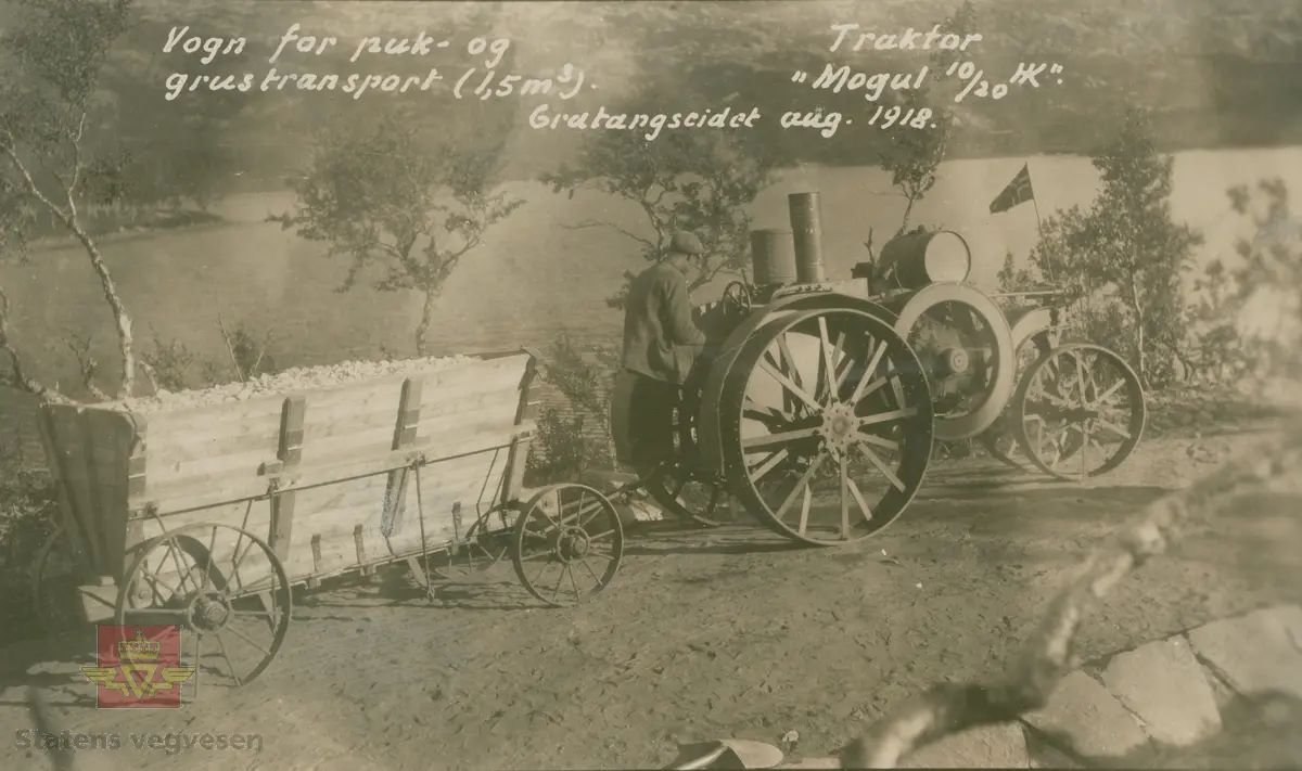 Album fra 1918-1934, "Snebrøyting."  Traktor Mogul 10/20 HK med vogn for  puk- og grustransport. Gratangseidet august 1918.