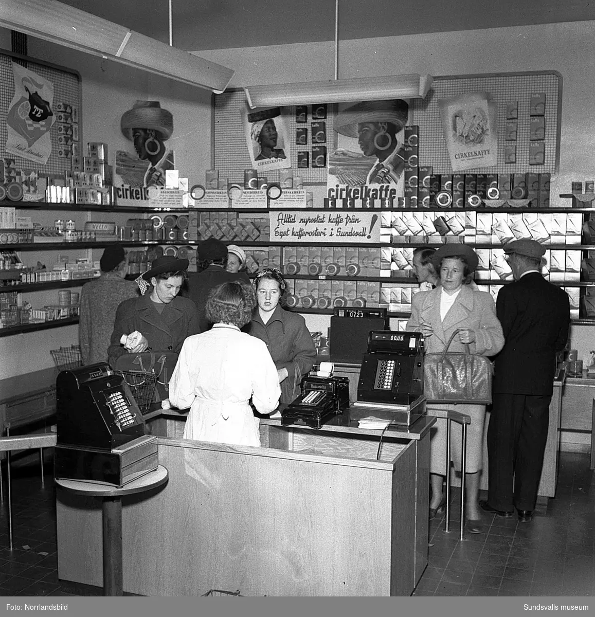 Konsums snabbköp vid Bankgatan i Sundsvall. Interiörbilder med kunder och personal.