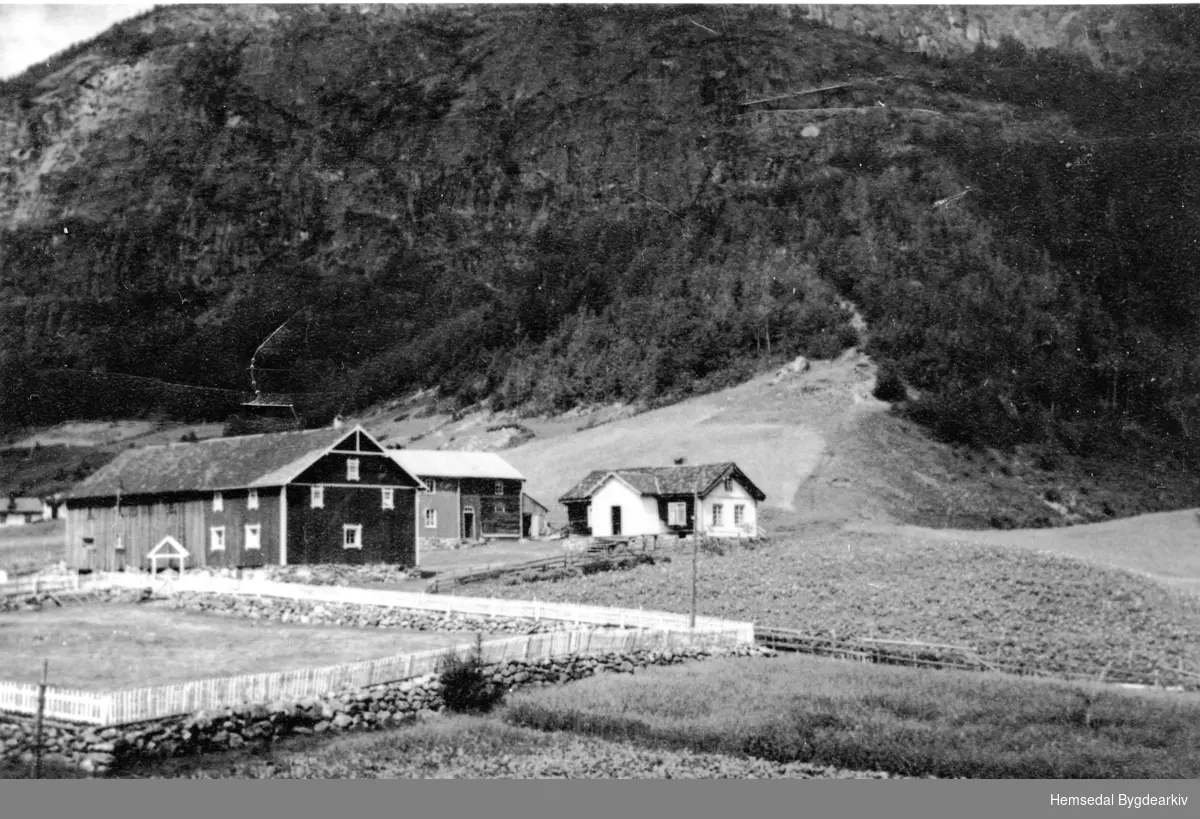Kyrkjebøen i Hemsedal med den gamle kyrkjegarden, ca. 1947