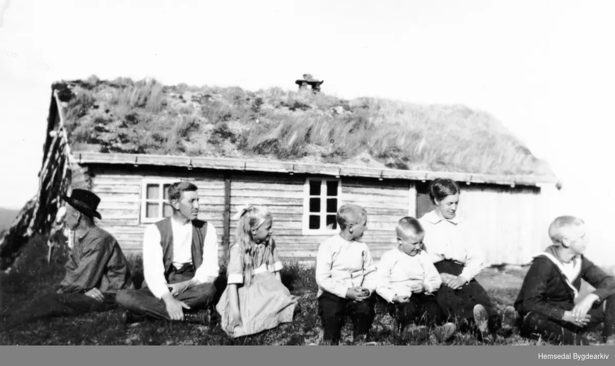 Hovdestølen (Høvdestølen), Stølen til garden Søre Hornet (Søre Hødn).
Frå venstre: Knut a. Thorset, fødd 1860. Ivar og Gudrun Tollefsen, Knut A. Thorset, fødd 1912, Ola A. Thorset, Margit og Arvid Tollefsen