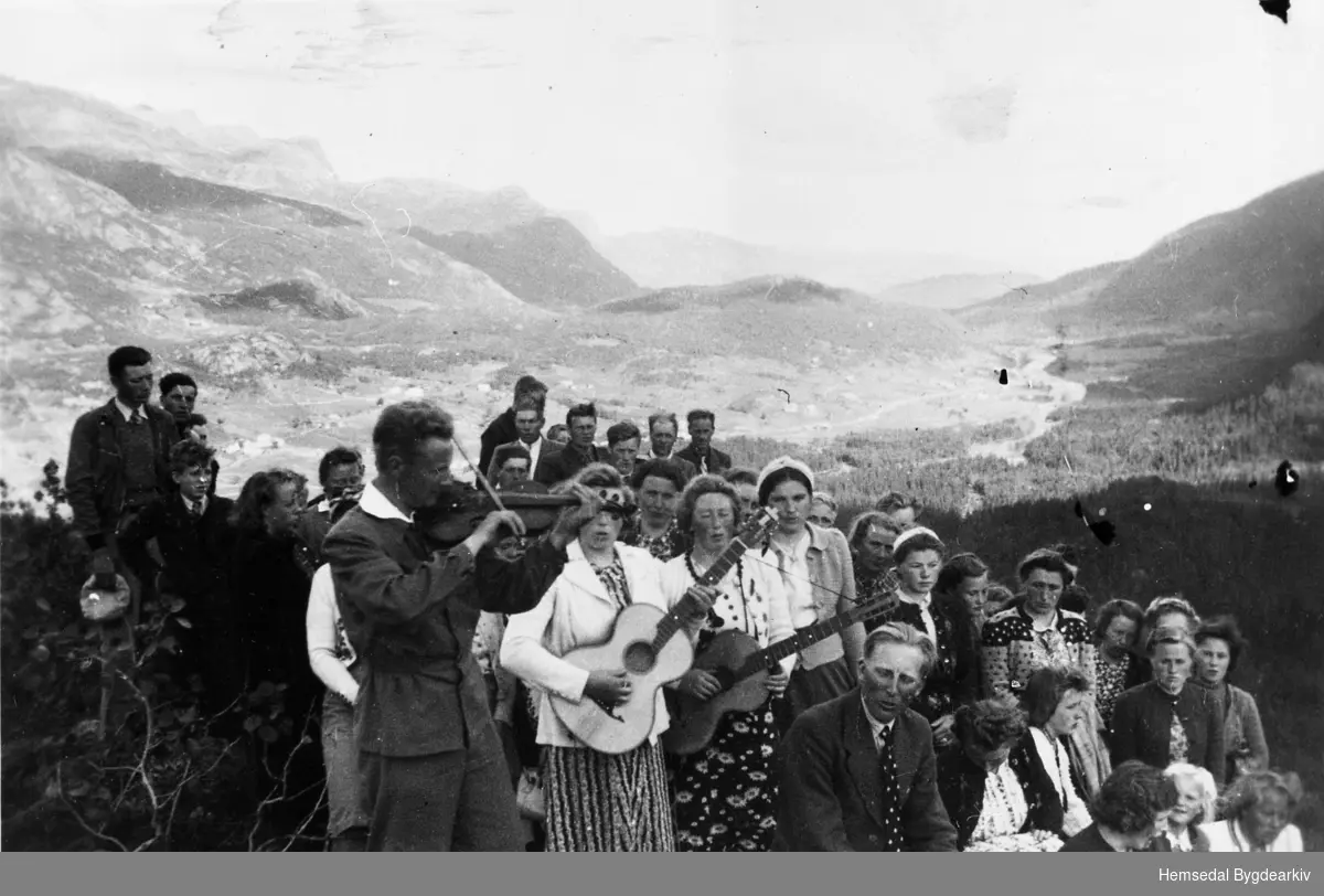 Hemsedal Kristelege Ungdomslag på tur til Karisetberget i Hemsedal i 1943