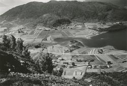 Prospektfotografi tatt fra fjellet over Solevågen med vannet