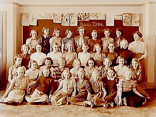 Engelbrektsskolan, klassrumsinteriör, 32 flickor med lärarinna fru Greta Tener, klass 6e, sal 13.