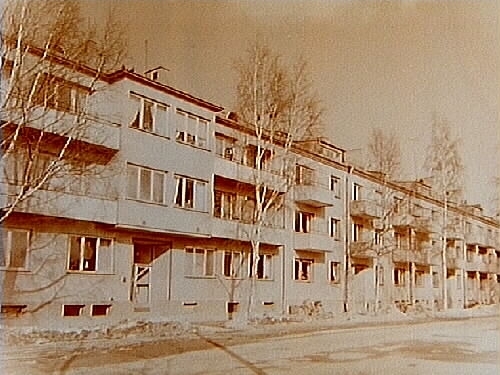 Trevånings bostadshus med balkonger, adress Karlsgatan 4-8.
Byggmästare Fritz Bengtsson, Nygatan 66, Örebro.
