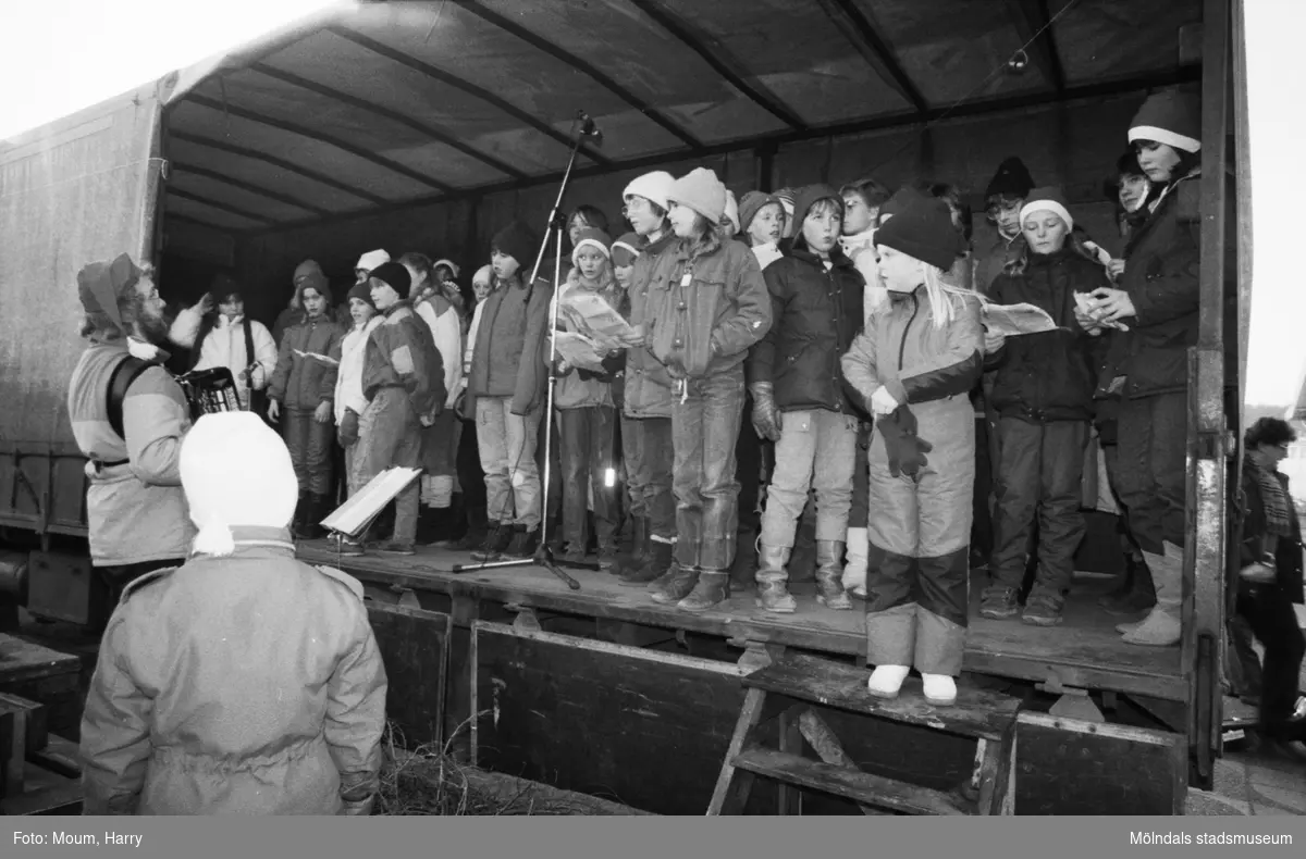 Underhållning i samband med Kållereds lucias kröning i Kållereds centrum, år 1983. Brattåsskolans kör på scen.

För mer information om bilden se under tilläggsinformation.