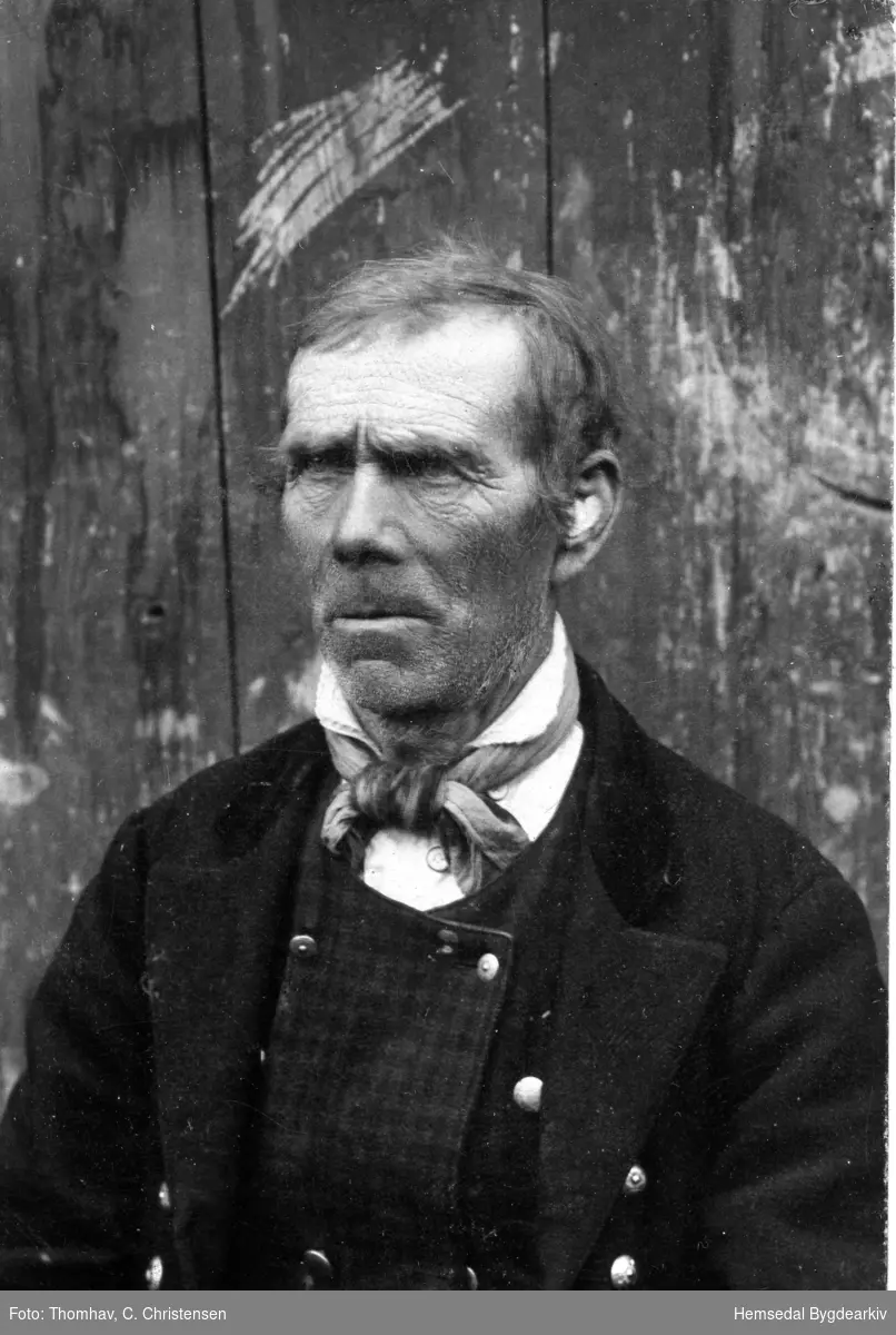 Elling Furuhaug (1832-1919) frå Ål i Hallingdal. Elling Olson Høllerudningen frå Ål kom til Furuhaugo i Hemsedal kring 1868. Han dreiv mykje med rosemåling og treskjering.