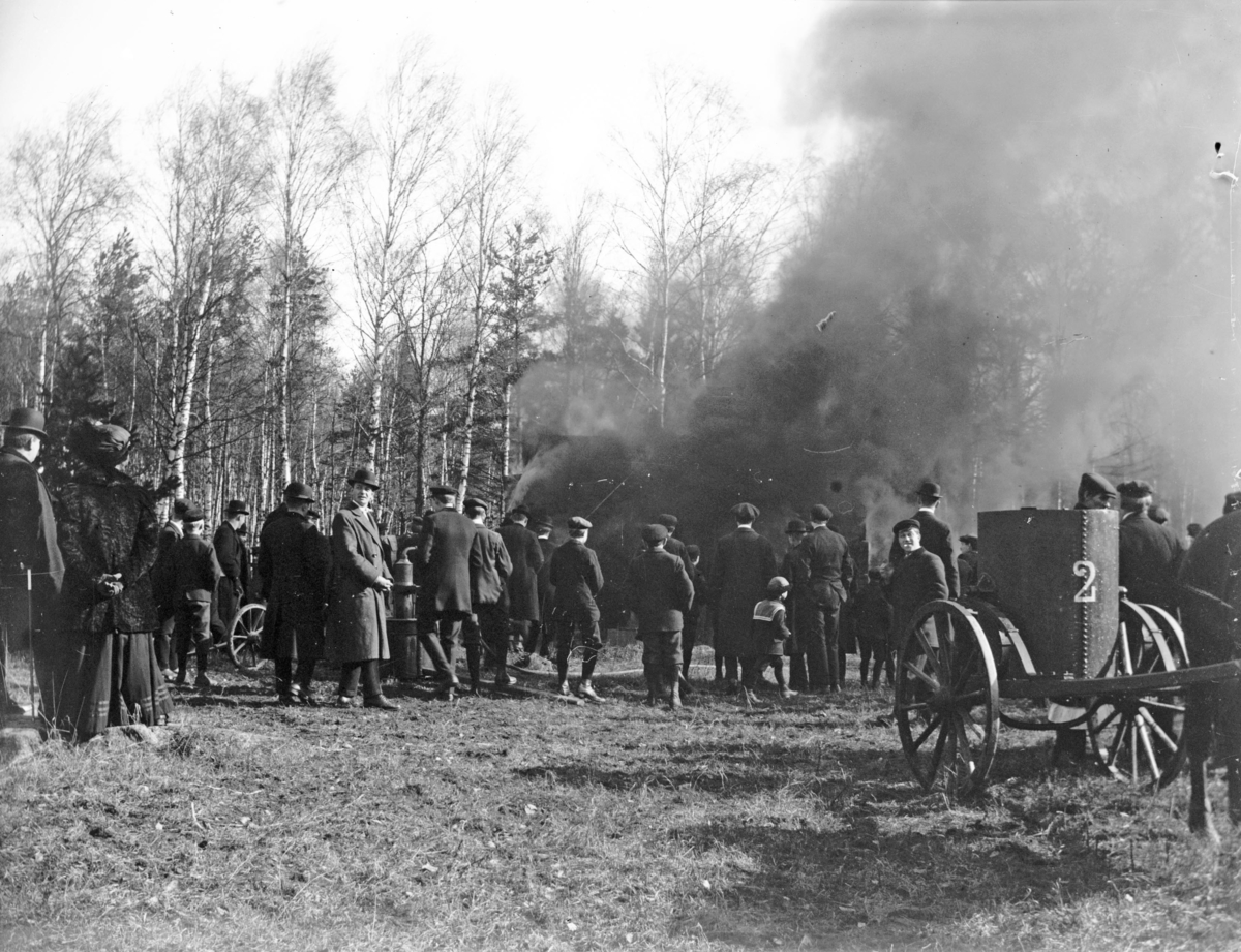"Lovisa Stråles hus brändes ned". 1912 enligt kommentar till EMFJAP028. Låg i direkt anslutning till Folkets Park, Enköping.