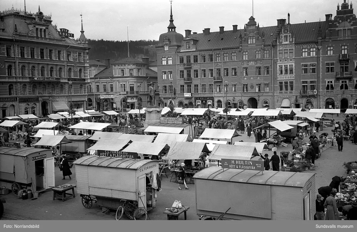 Marknad på Stora torget som är fyllt av marknadsstånd.