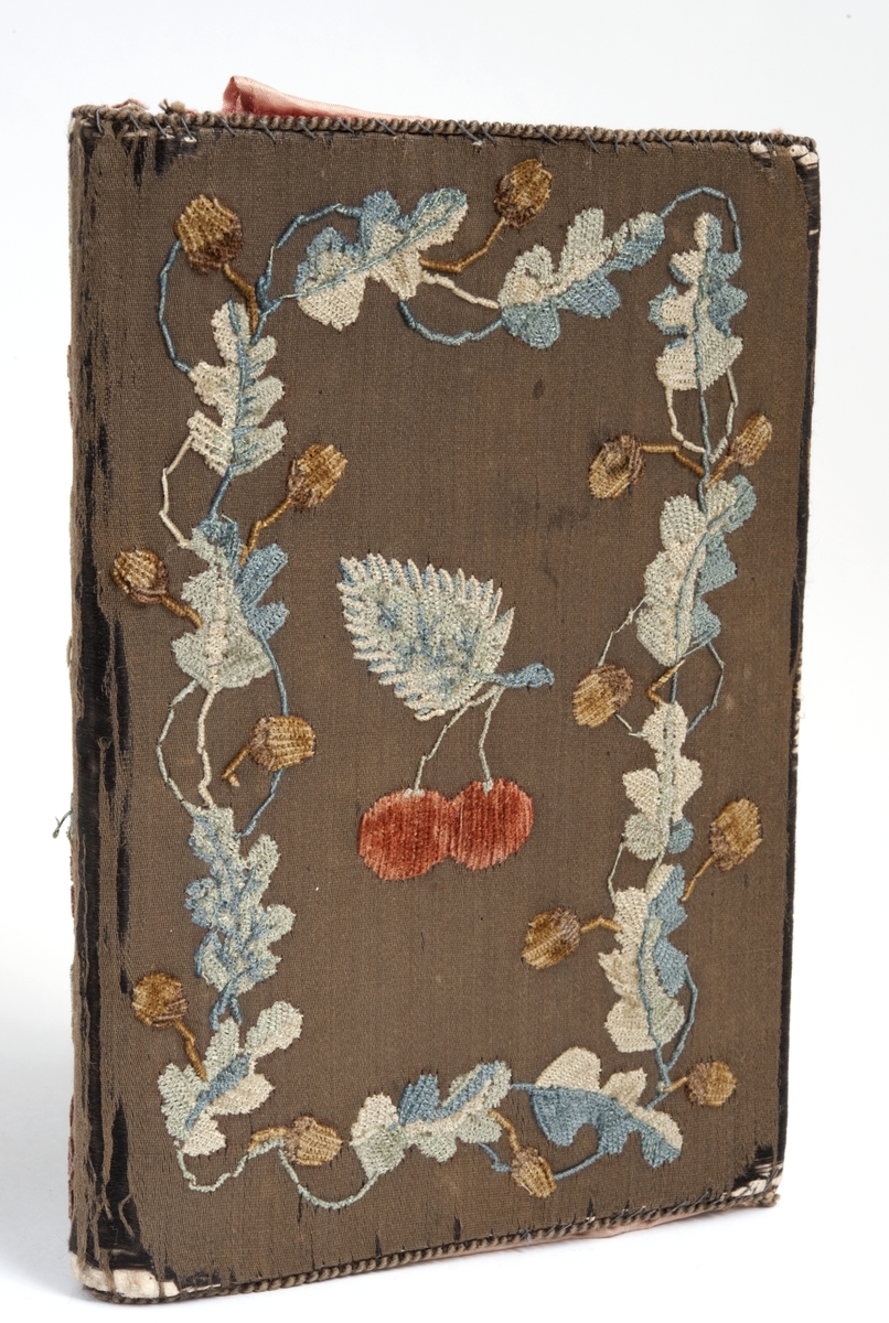 En brodert lommebok.
Påbrodert H. J. G. - 1827, grønn silke, broderte blomster med rødt for.
Efter Hans Jacob Grøgaard.