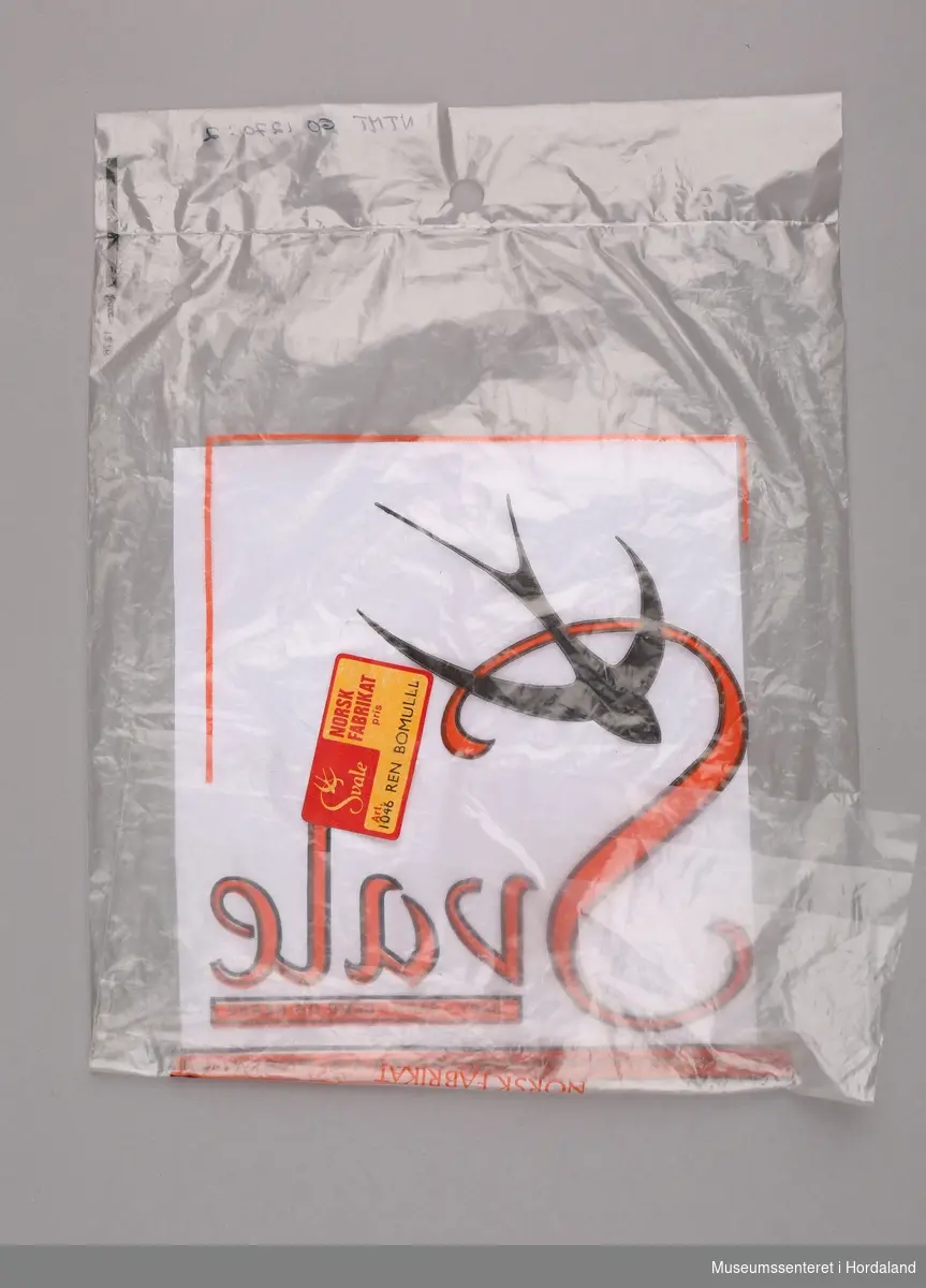 :1 Plagget: Dekor: Hvite svaler.
:2 Emballasje: Svart svale og orange skrift på plastpose.
