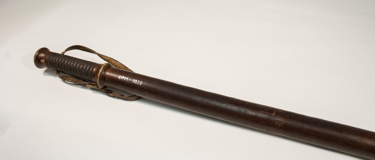 M/1931. De øvre 14 cm på køllen har riller og danner håndtak. Køllerem av svinelær.