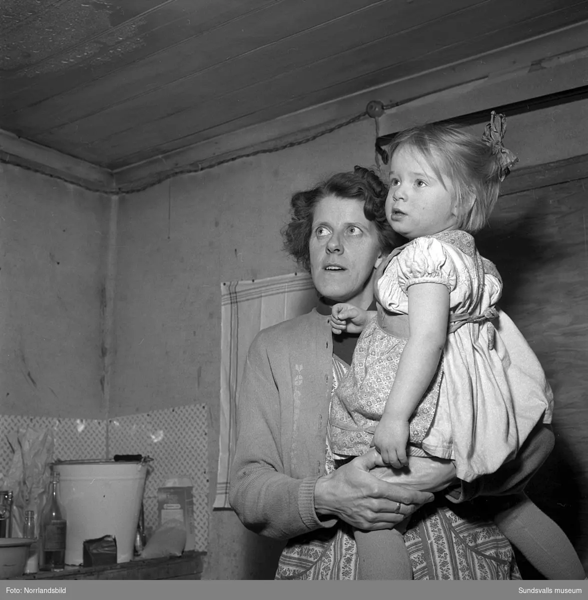 Reportagebilder hemma hos en trångbodd barnfamilj på Bleckslagaregatan 16 på Södermalm i Sundsvall.