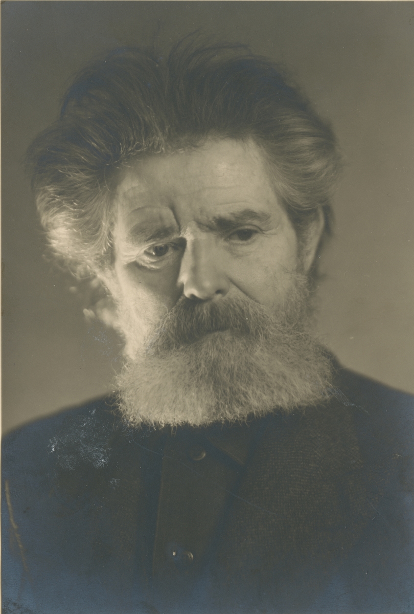 Portrettfotografi av Skjeldrup i fotoatelier.