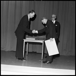 Jubilantfest for herrer, 1964. 25 års jubilanter overrekkes 