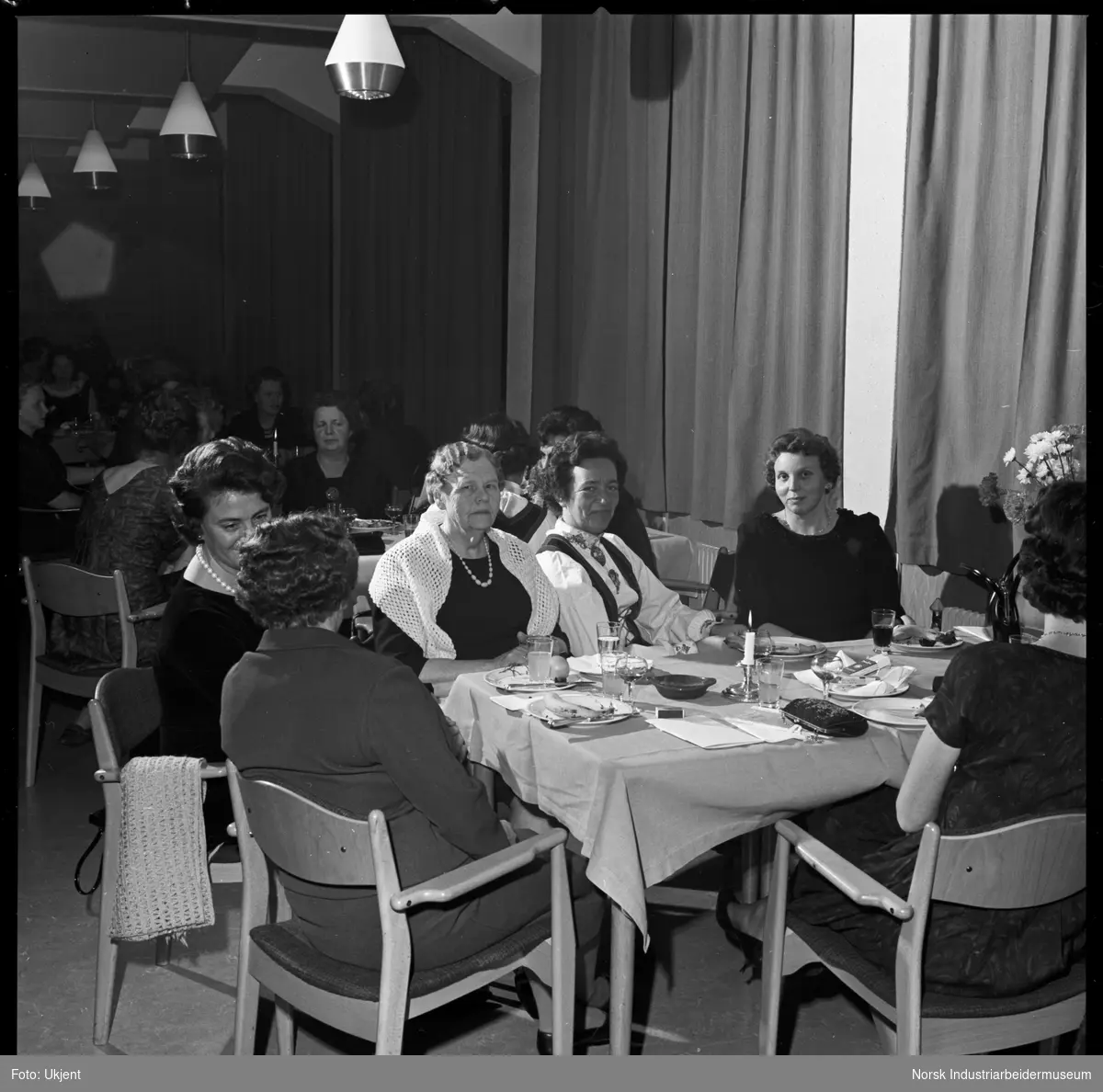 Fest for jubilantfruene, 1964. Fra kaffebordene.