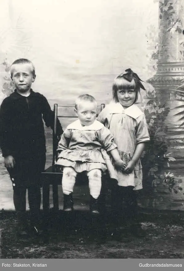 Frå v. Johan Kirkeby (f. 1928), Marit Kirkeby (f. 1932 g. Fliflet) og Oddbjørg Kirkeby (f. 1934 g. Slettom)