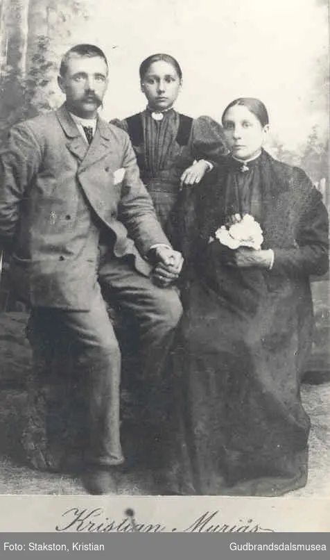 Brudeparet Syver Sønsteng (f. Brumillom 1865) og Marit Sønsteng (f. Lund 1874).  
Bak Står Pauline Lund (f. 1881 g. Hosar)