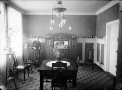 Interiør, stue, kvinne