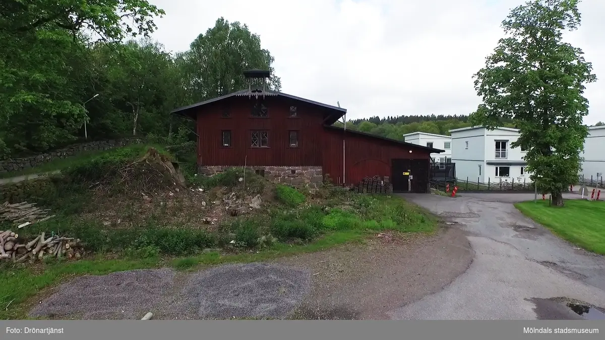 Flygfilm tagen med drönare som visar området Stretered med angränsande områden i Kållered, Mölndals kommun, år 2015.