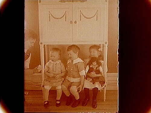 2/3 1913. En kvinna och tre barn