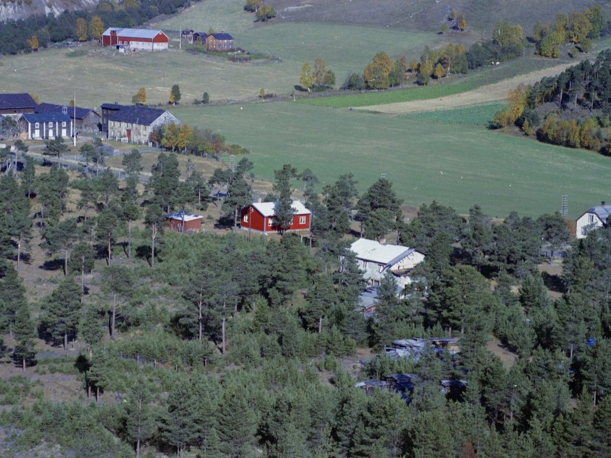 Flyfoto, gårdsbruk, bak Øvre Lannem med Nistugu Lannem og bolighusene Skoglund og Kråklund forran , Dovre
