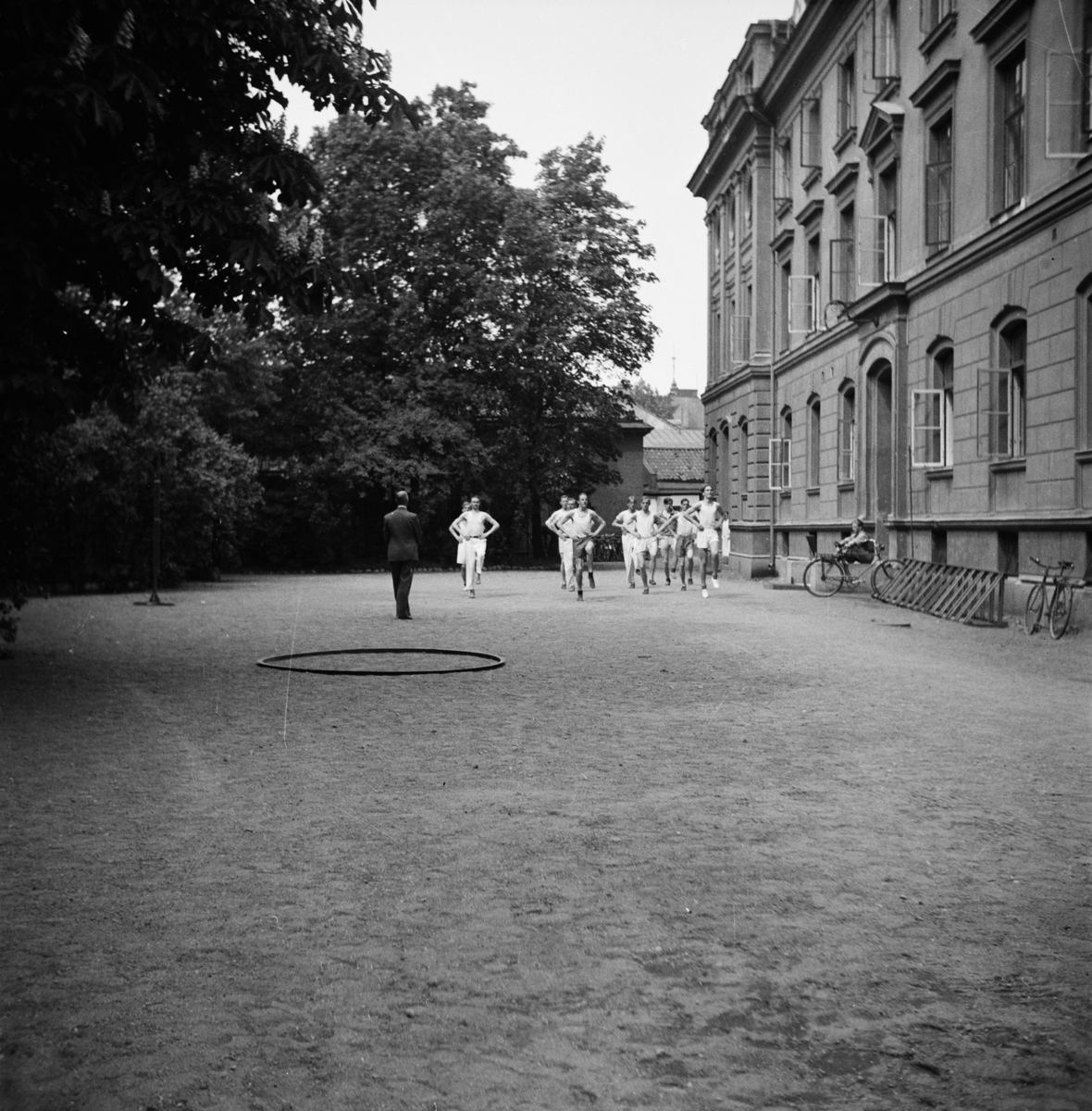 Gymnastik framför Fjellstedtska skolan, kvarteret Tigern, Dragarbrunn, Uppsala