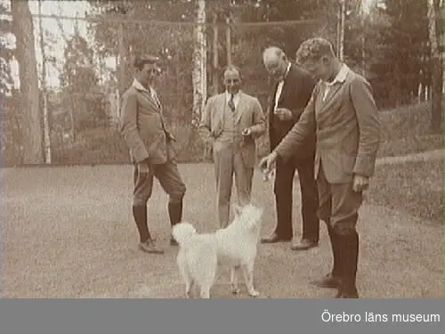 Granliden, Tisaren, tennisplanen.
Fyra män och hunden Tonny.
Alfred Thermaenius med sönerna Sven och Carl-Edvard.