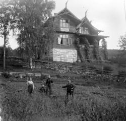 Fronheim, Vinstra. Huset til fotograf Lie med skilt