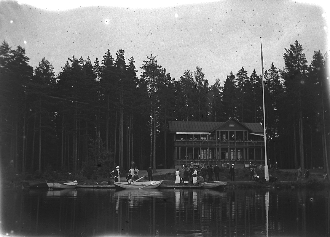 Porla, Villa Sjöbaden vid sjön Testen. Här kunde gästerna vid Porla Brunn bo, hyra roddbåt  samt bada i det närliggande kallbadhuset, med herr- respektive damavdelning. I och med att Varmbadhuset i Porla Brunn brann ned 1939, upphörde verksamheten både i Porla Brunn och i Sjöbadsvillan. Huset revs slutligen 1951.