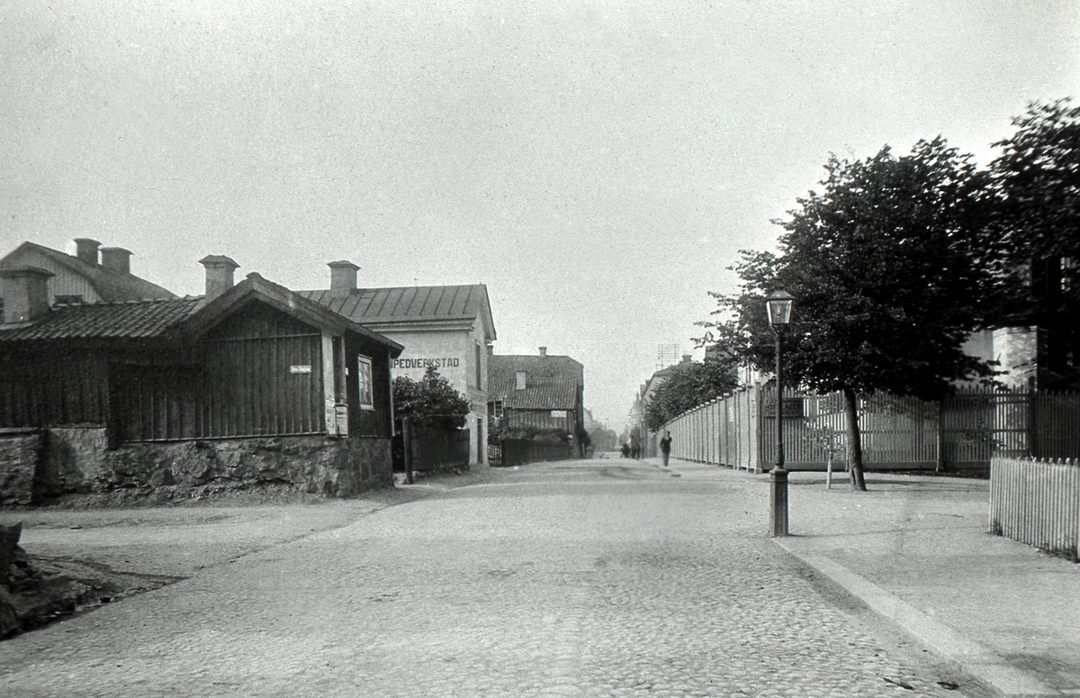 Storgatan mot söder från Norra Sofiagatan. Velocipedverkstad (cykelverkstad) till vänster och hovslageri till höger.