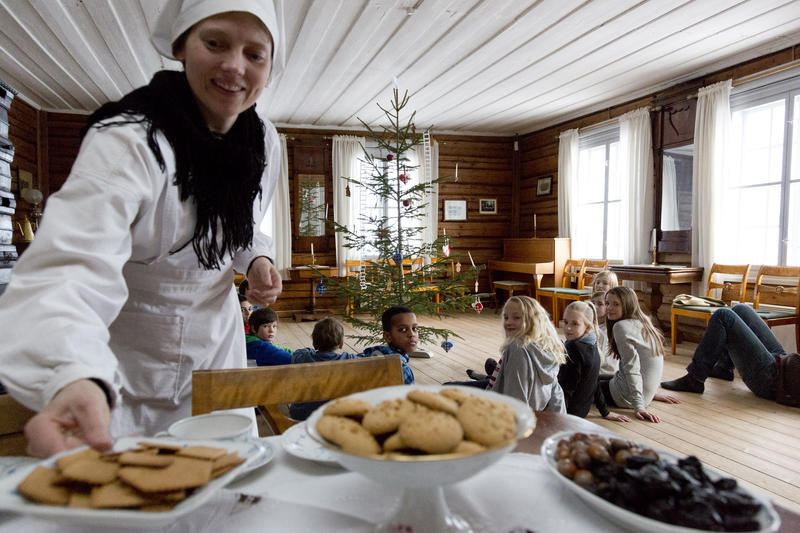 Fra skoletilbudet "Jul på prestegården anno 1880", hvor tjenestejenta serverer julekaker (Foto/Photo)