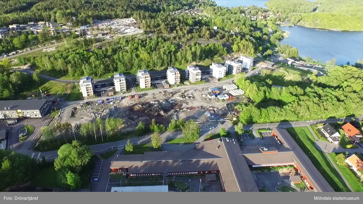 Flygfilm tagen med drönare som visar del av Lackarebäck i Mölndals kommun, år 2015.