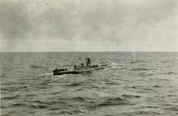 En livbåt legger til ved en ubåt