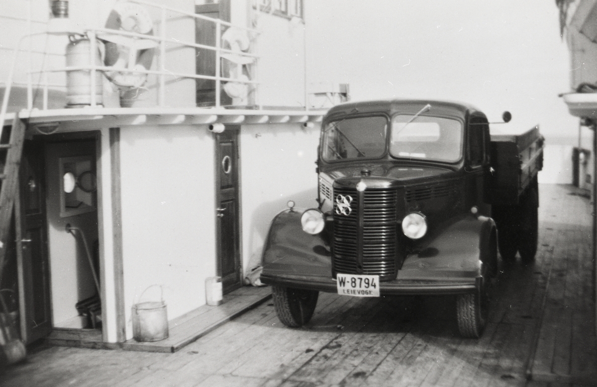 Lastebilen til Br. Jobsen ombord i ferga mellom Maurnes og Sortland.

Kommentar fra Ivar E. Stav: Lastebilen er en Bedford årsmodell 1946-53. Merket med fire ringer på siden av grillen kan bety at den har Perkins dieselmotor.