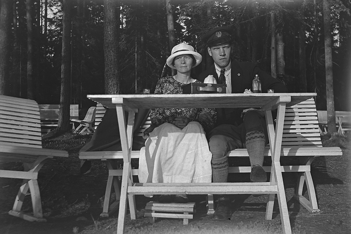 Porla, ett par på en bänk.
Karl Hedström