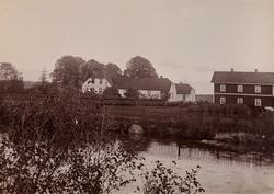 Thorsö herregård sett fra andre siden av et lite vann.