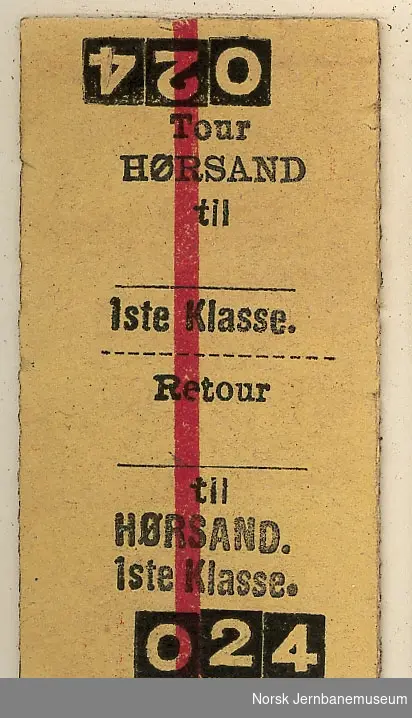Tur-returbillett fra Hørsand, blanko, 1ste klasse, ubrukt. 
Stasjonsnavnet Hørsand ble tatt i bruk 21.06.1866, erstattet Sande.