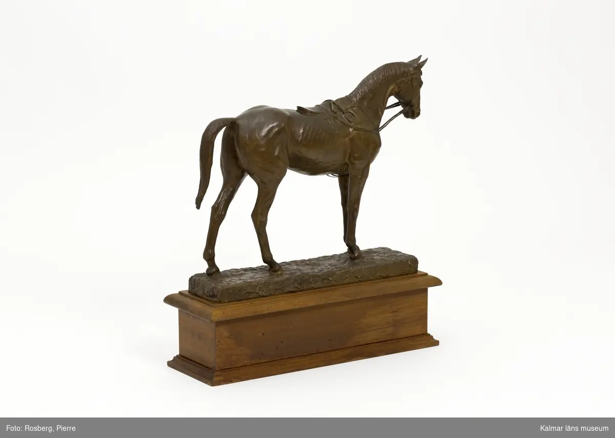 En skulptur i form av en sadlad och tränsad häst.