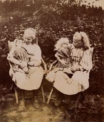 Eva og Minnie (Emilie) Christensen sitter på hver sin stol i