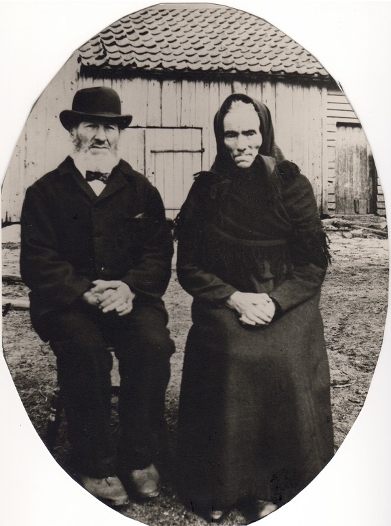 Ingeborg f. Varp (25.3.1836 - 19.2.1915) og Ola Jensson Mellemstrand (21.12.1836 - 12.6.1924)