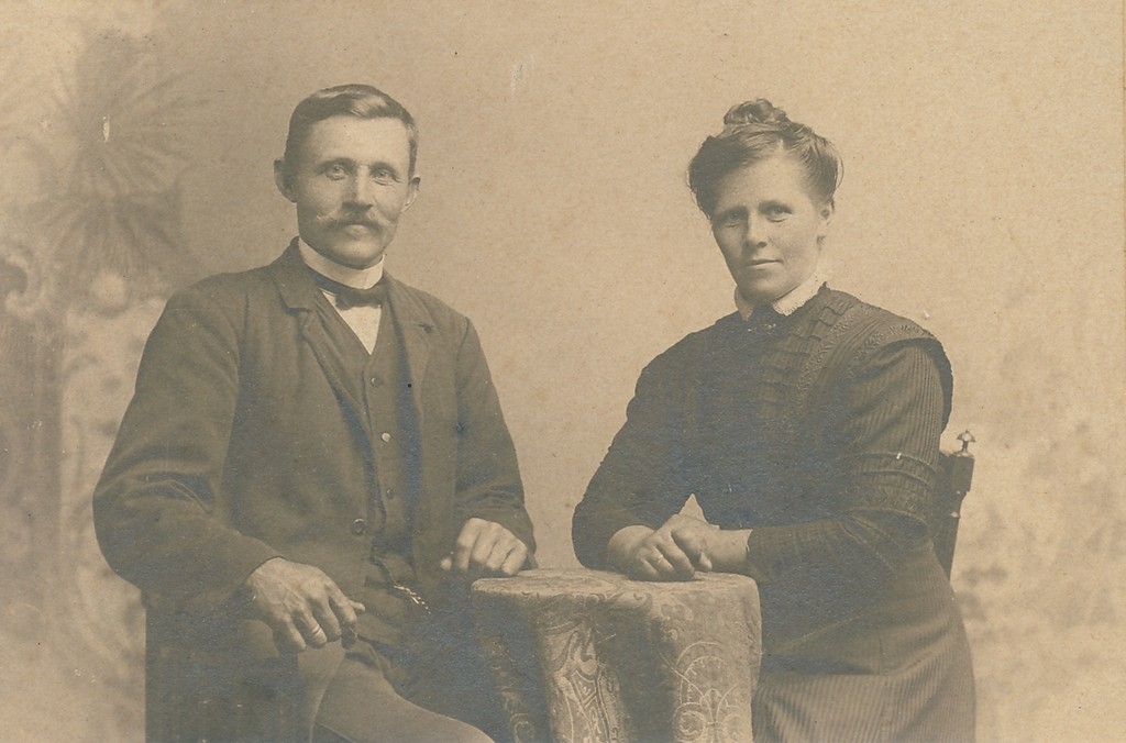 Brudebilde av Ingeborg Marie f. Sikveland (30.1.1873 - 1.2.1933) og Torvald Sikveland (3.4.1873 - 7.1.1963)