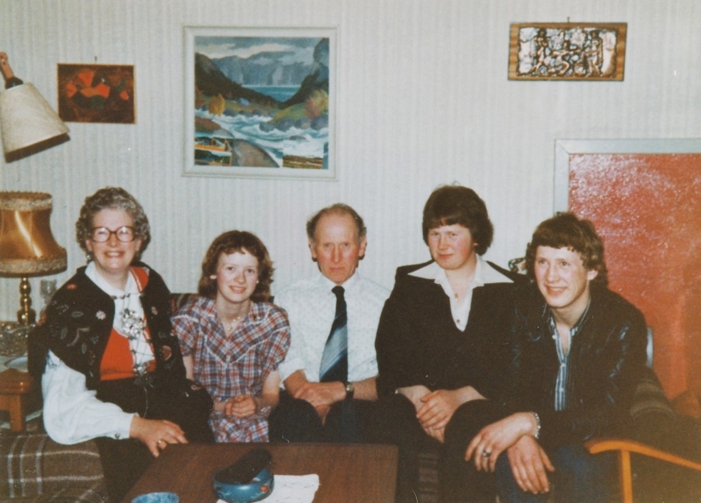 Familien Gausland på Mossige bruk 4. Mildrid f. Garborg (1923 - 1994), Oline (1964 - ), Nils Magne (1918 - 2004) , Torkel (1958 - ) og Martin (1961 - ).