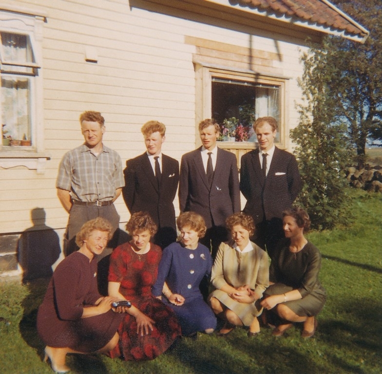 Borna til Sigfrida f. Serigstad (1897 - 1964) og Reidar Grødem (1888 - 1964). Bak frå venstre: Erling Grødem (1922 - 1983), Gunnar Grødem (1938 - ), Realf Rudin Grødem (1932 - ) og John Grødem (1934 - 1995). Framme frå venstre: Ingeborg g. Hovde (1920 - 1999), Jenny g. Fosse (1926 - 2009), Gunhild g. Kjeldsen (1924 - ), Sigrid Synnøve g. Nilsen (1927 - ) og Inga Teresia g. Flatekval (1929 - 1978)