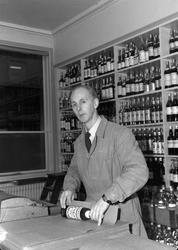 Fullmektig Paul Kyvik ved Vinmonopolet