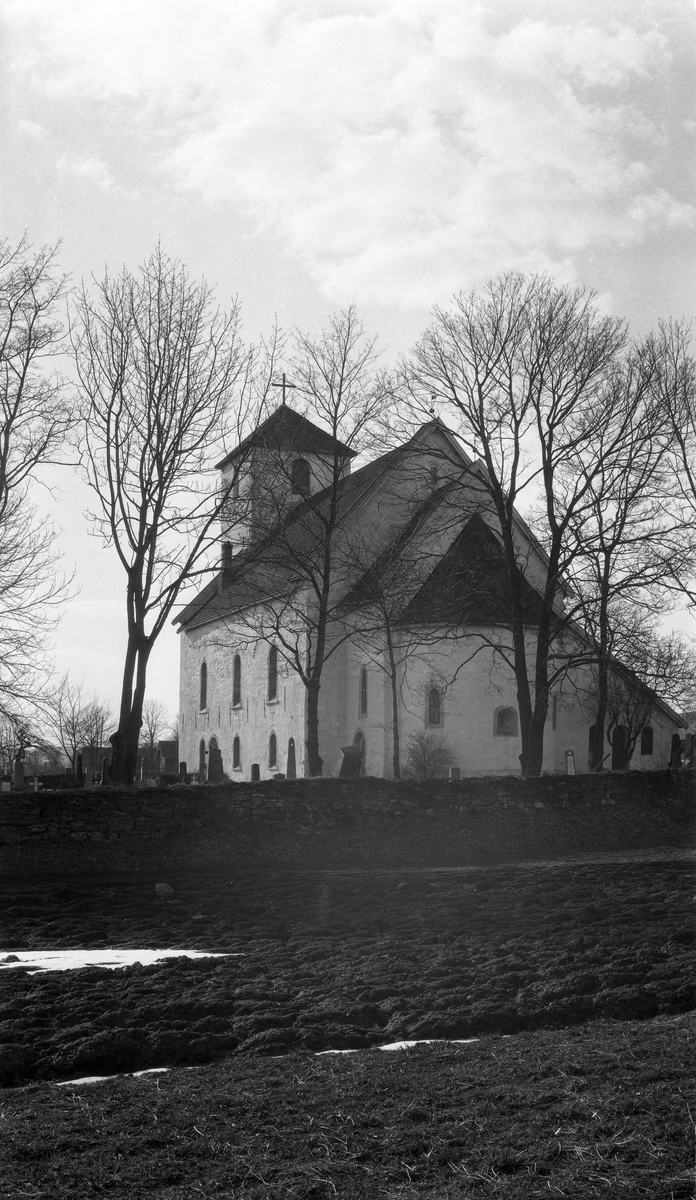 Hoff kirke i Østre Toten 1925. En serie på fire bilder der to er kirkebygget fra to ulike vinkler, mens de to andre fokuserer på et av kirkas inngangspartier.
